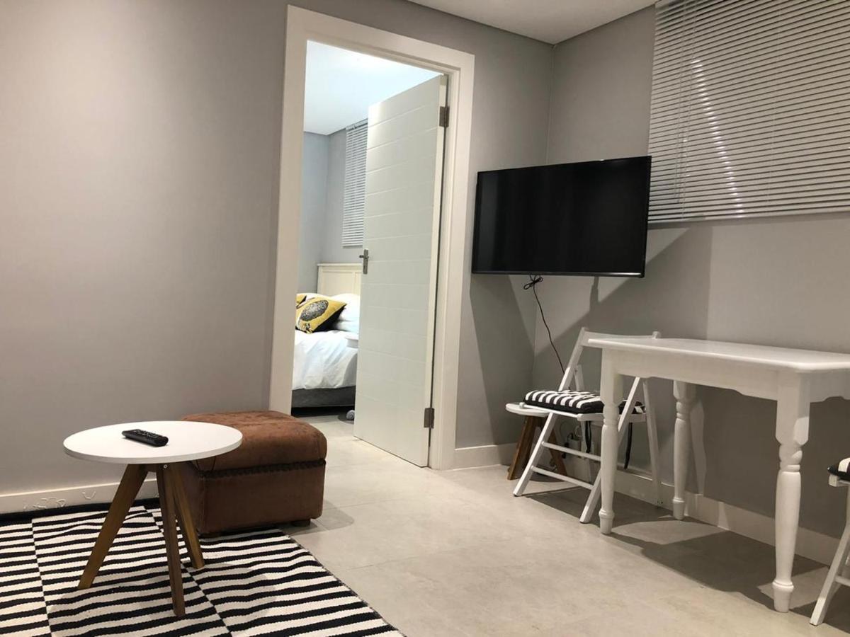 Апартаменты Private Bachelor Pad In Sea Point Кейптаун Экстерьер фото